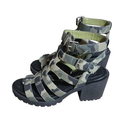 DIRTY LAUNDRY NWOT Fun Stuff Heeled Strappy Sandal In Camo Size 8.5 EUR 39 - Picture 4 of 13